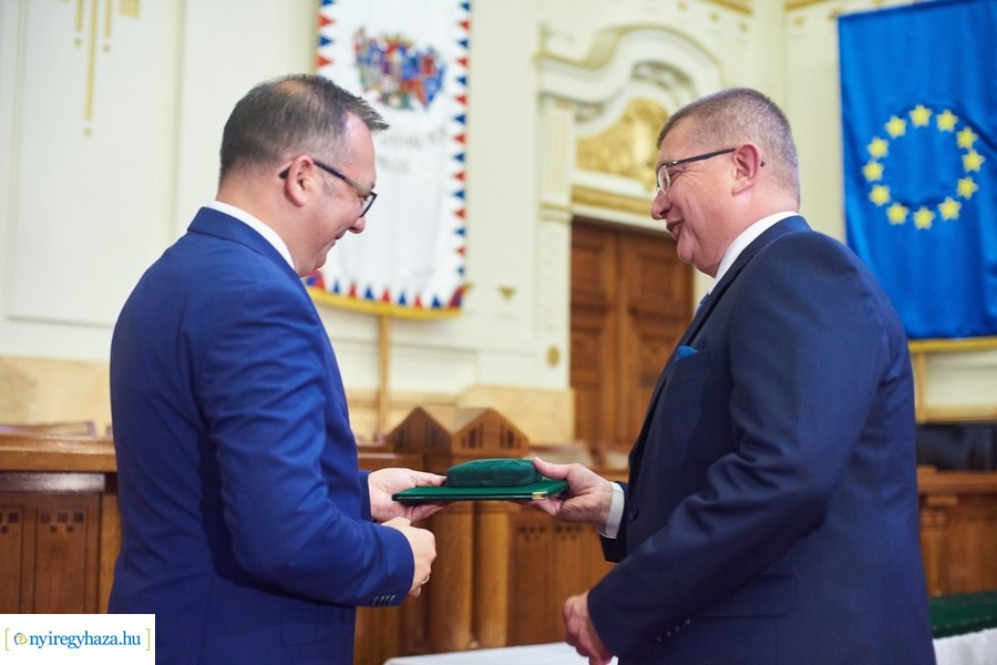 Emlékérmek átadása a Megyeházán