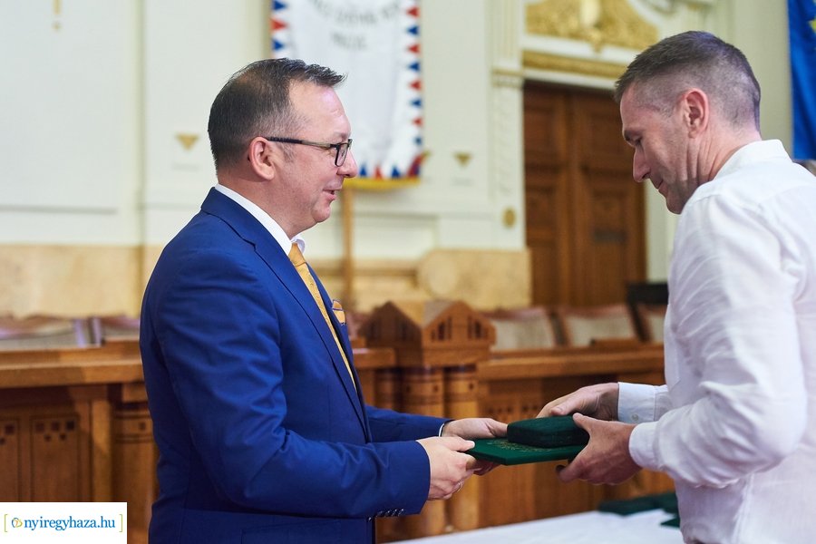 Emlékérmek átadása a Megyeházán