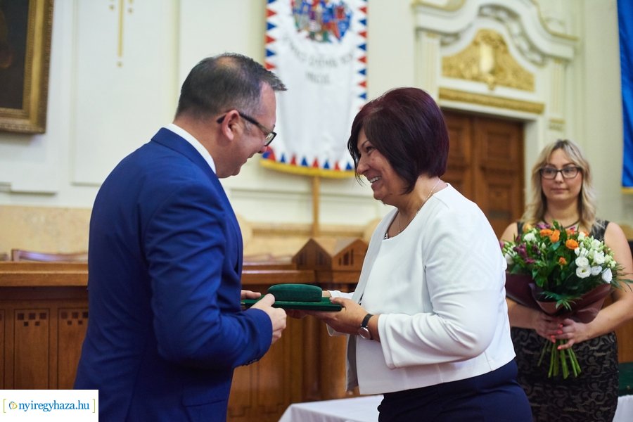 Emlékérmek átadása a Megyeházán