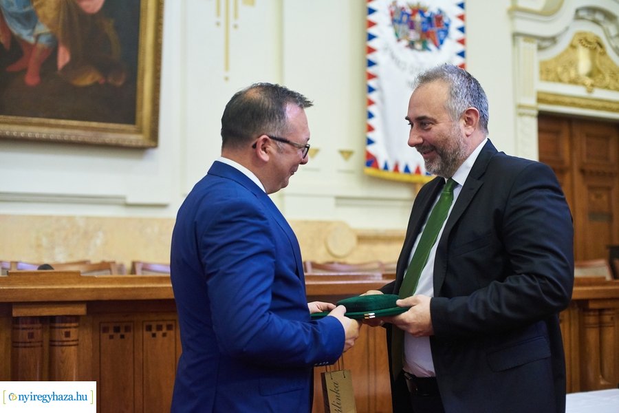 Emlékérmek átadása a Megyeházán