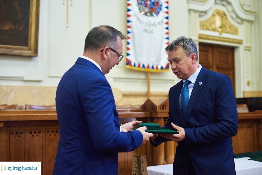 Emlékérmek átadása a Megyeházán