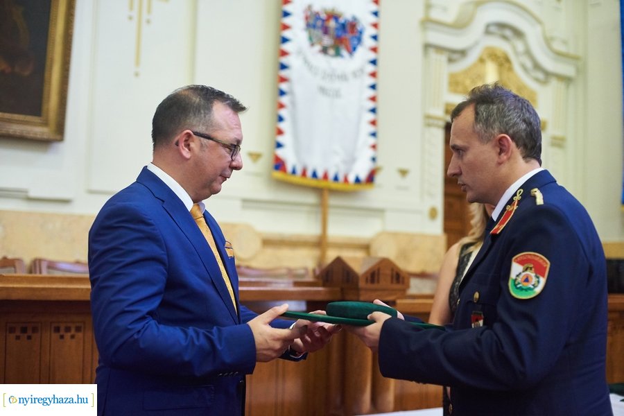 Emlékérmek átadása a Megyeházán