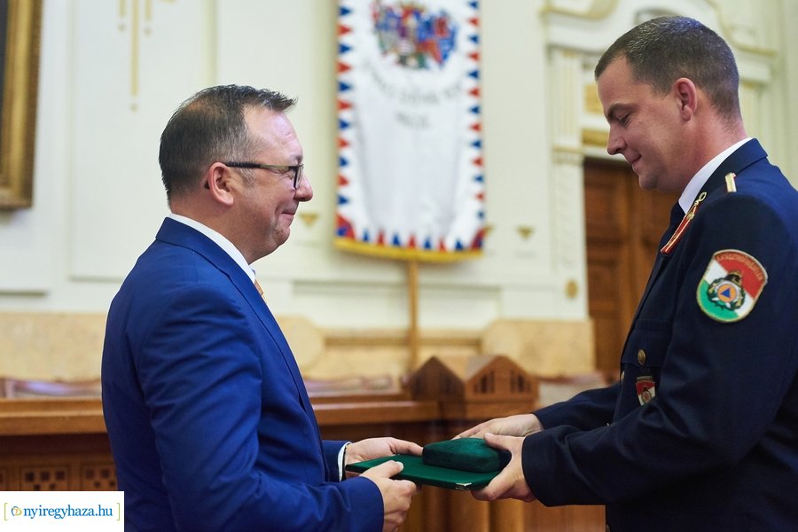 Emlékérmek átadása a Megyeházán