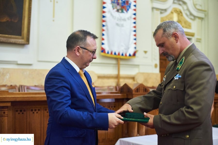 Emlékérmek átadása a Megyeházán