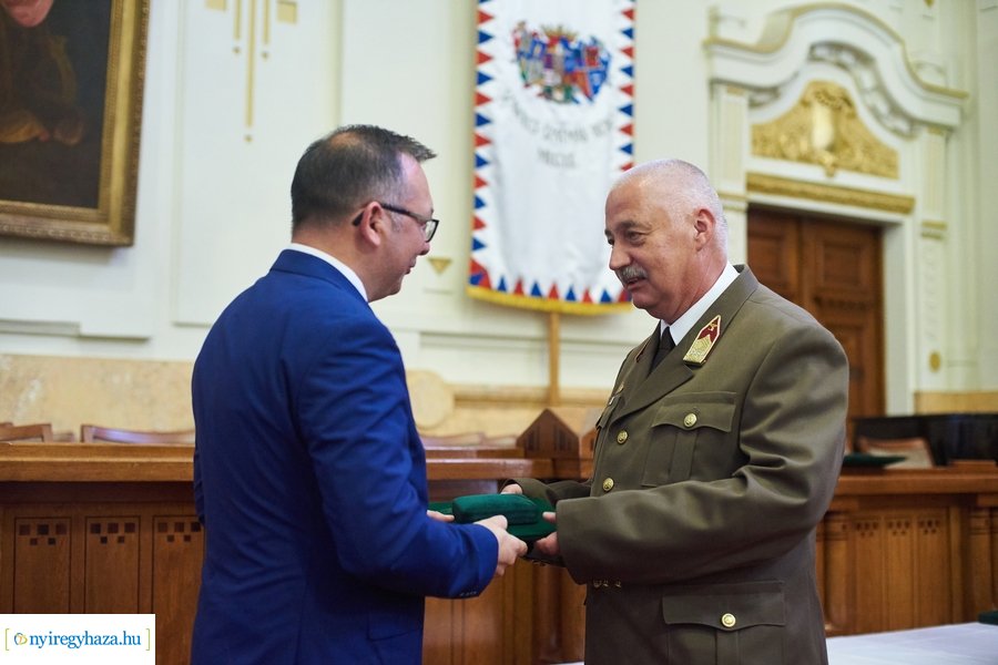 Emlékérmek átadása a Megyeházán