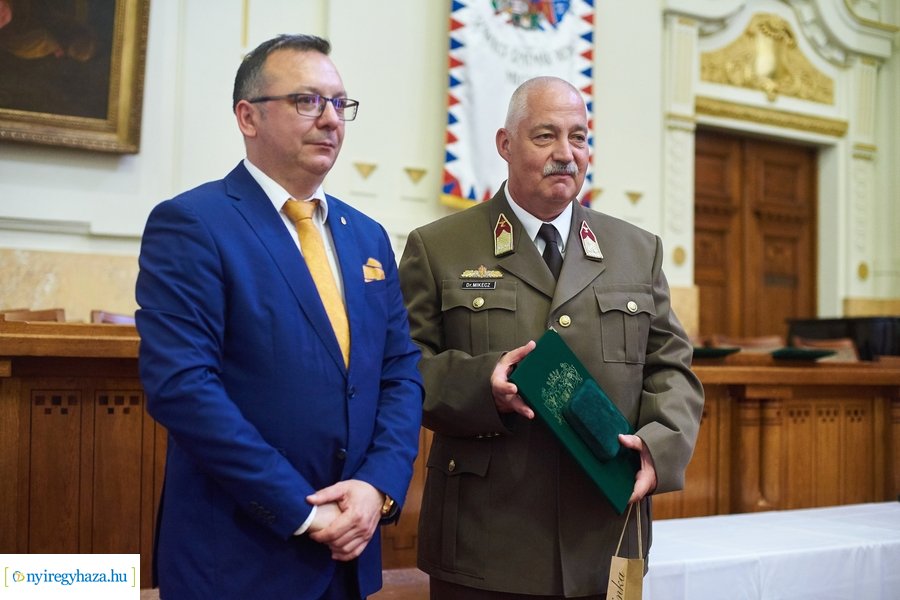 Emlékérmek átadása a Megyeházán