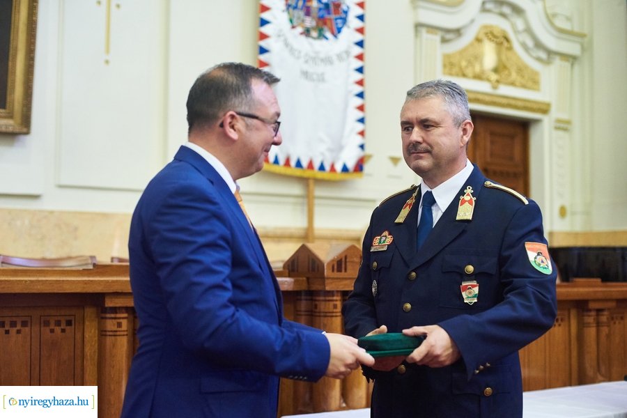 Emlékérmek átadása a Megyeházán