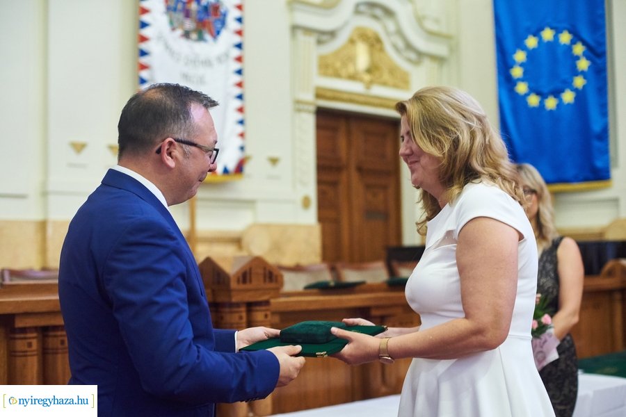 Emlékérmek átadása a Megyeházán