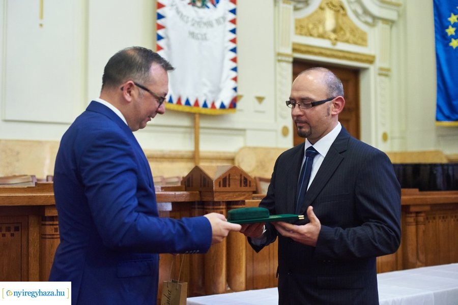 Emlékérmek átadása a Megyeházán