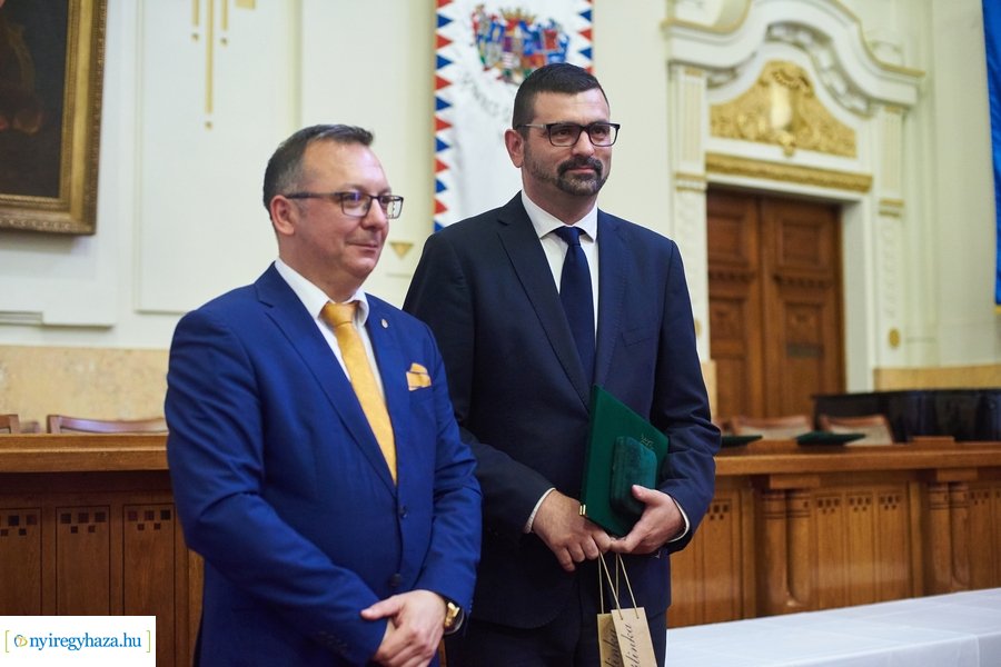 Emlékérmek átadása a Megyeházán