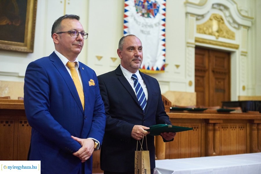 Emlékérmek átadása a Megyeházán