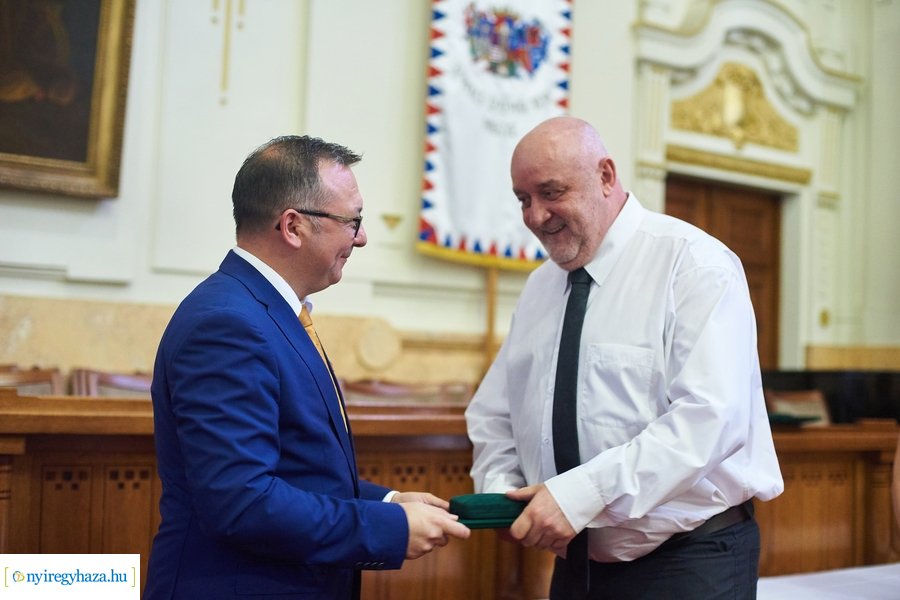 Emlékérmek átadása a Megyeházán