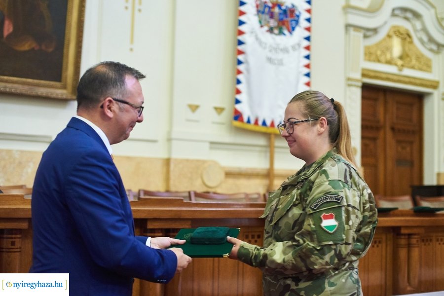 Emlékérmek átadása a Megyeházán