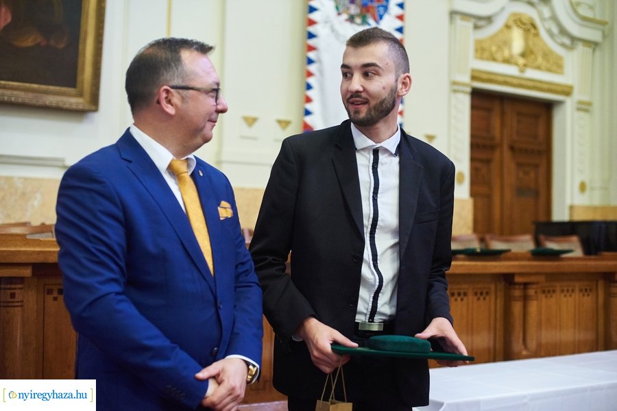 Emlékérmek átadása a Megyeházán