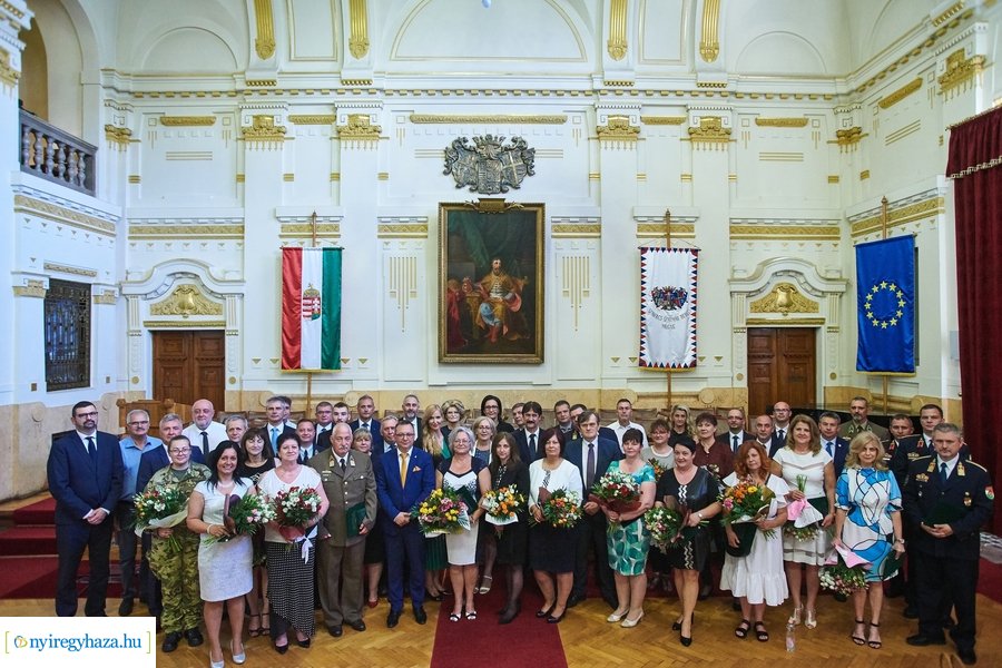 Emlékérmek átadása a Megyeházán