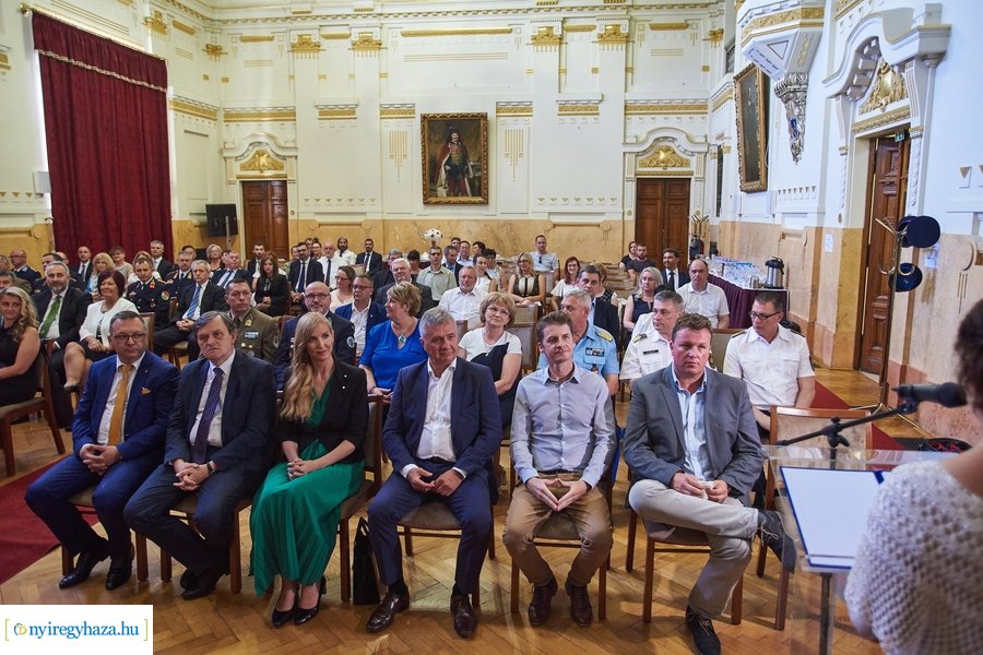 Emlékérmek átadása a Megyeházán