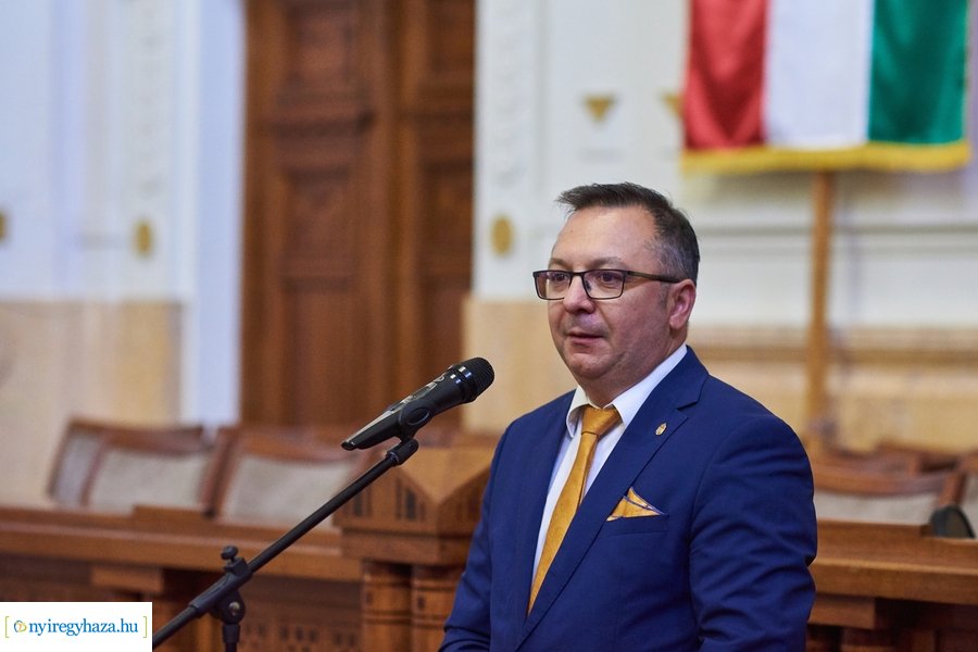 Emlékérmek átadása a Megyeházán