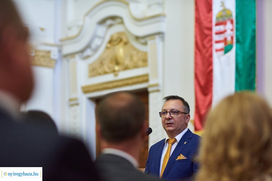 Emlékérmek átadása a Megyeházán