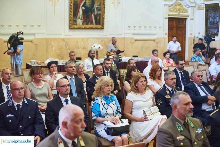 Emlékérmek átadása a Megyeházán