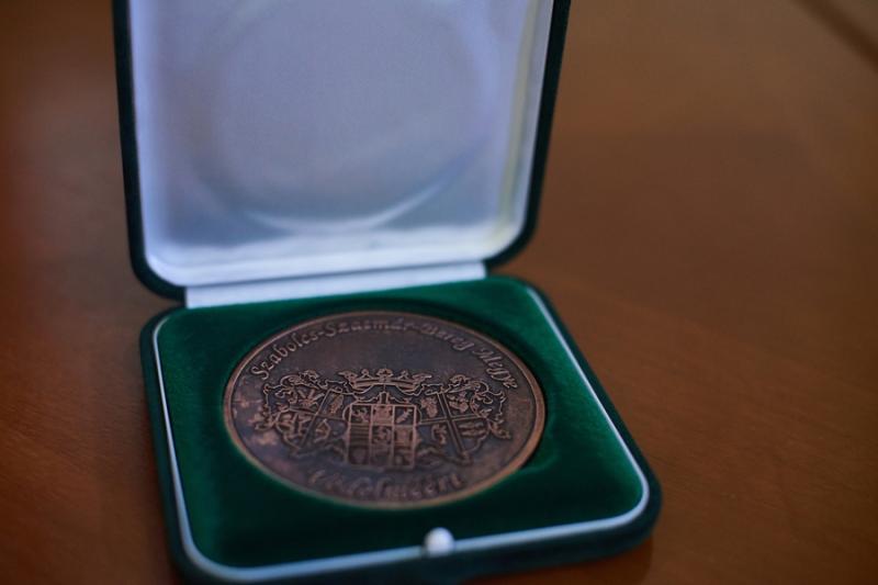 Emlékérmek átadása a Megyeházán