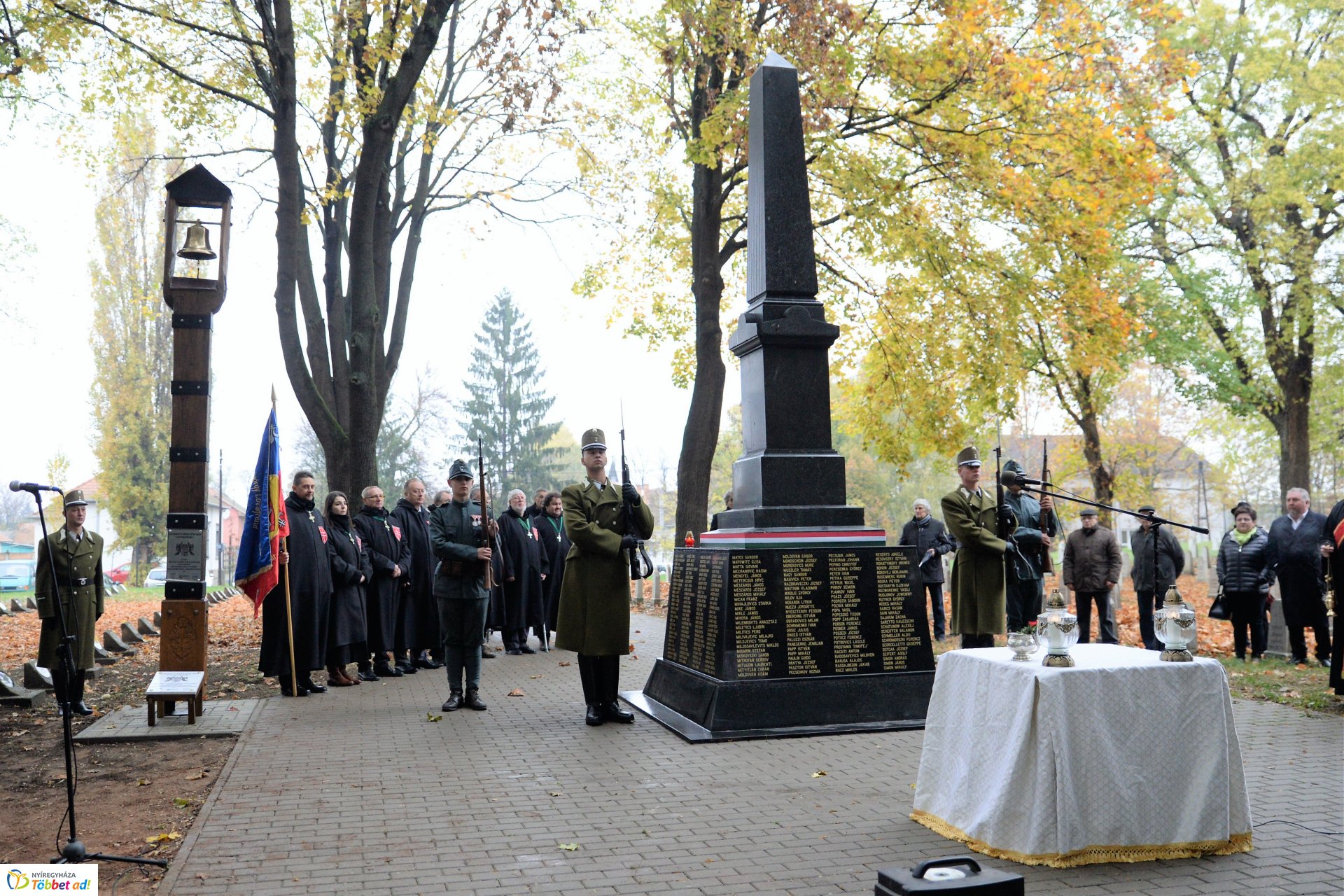 Emlékezés a Hősök temetőjében