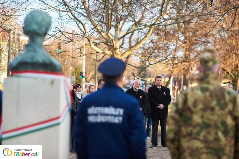 Emlékező koszorúzás a Petőfi szobornál