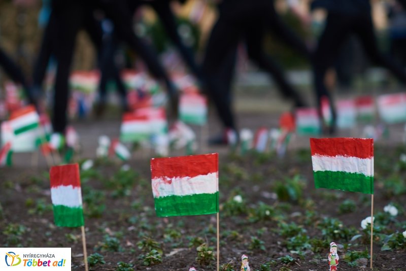 Emlékező koszorúzás a Petőfi szobornál