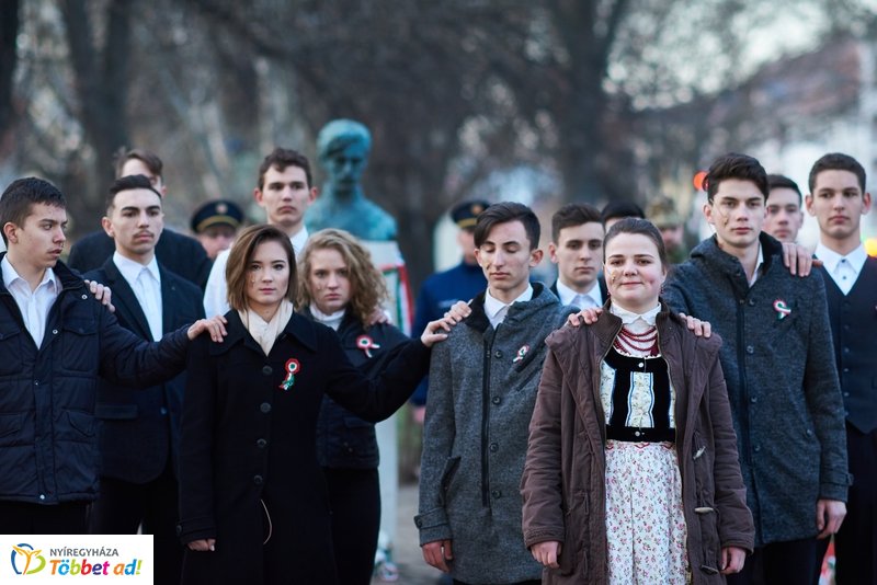 Emlékező koszorúzás a Petőfi szobornál