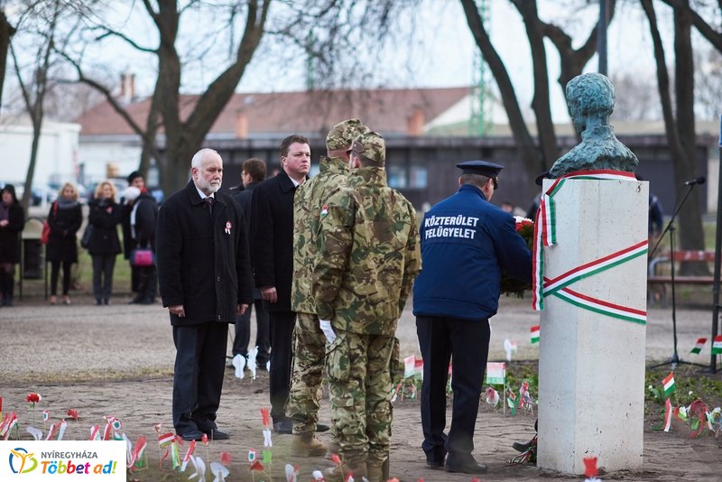 Emlékező koszorúzás a Petőfi szobornál