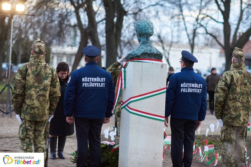 Emlékező koszorúzás a Petőfi szobornál