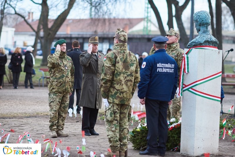 Emlékező koszorúzás a Petőfi szobornál