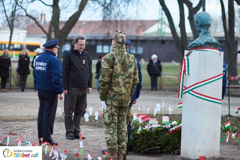 Emlékező koszorúzás a Petőfi szobornál