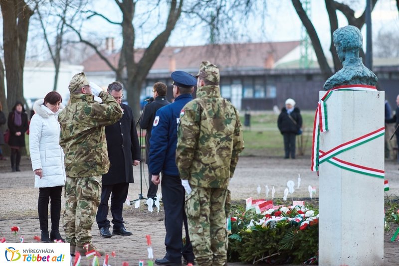 Emlékező koszorúzás a Petőfi szobornál