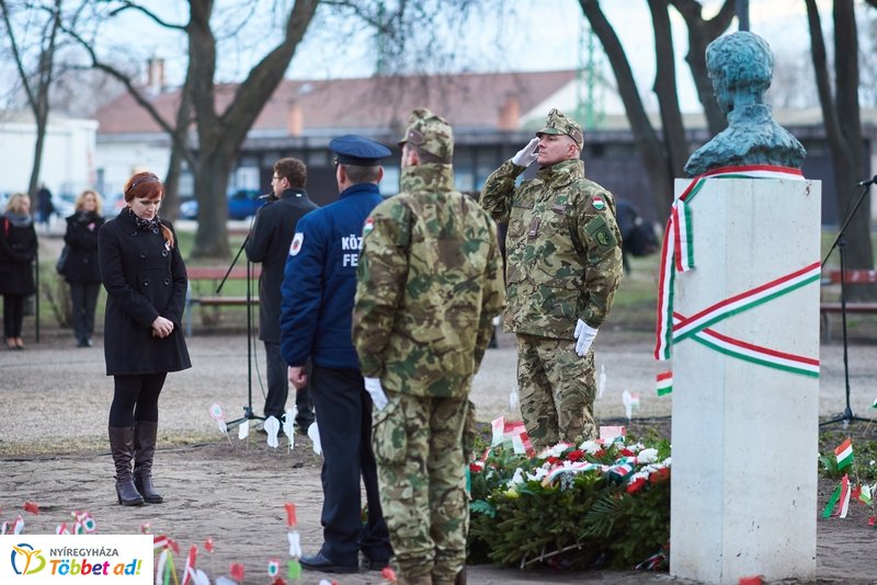 Emlékező koszorúzás a Petőfi szobornál