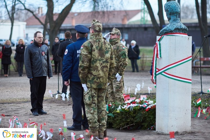 Emlékező koszorúzás a Petőfi szobornál