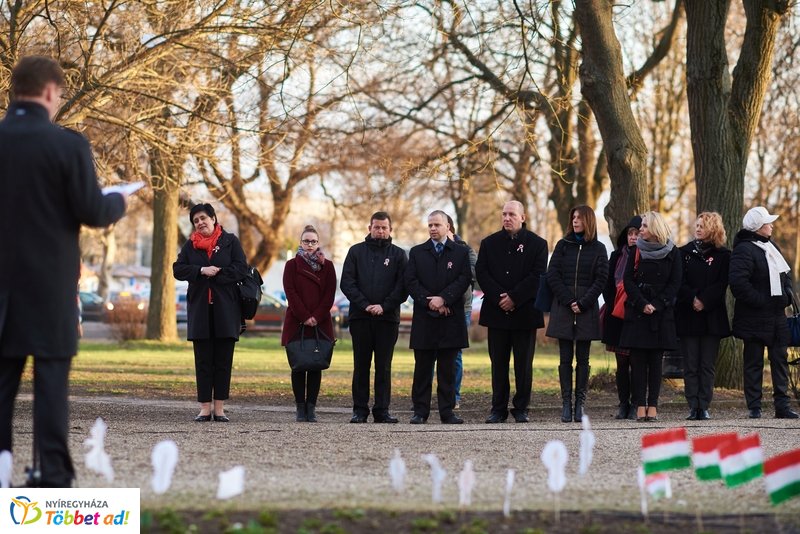 Emlékező koszorúzás a Petőfi szobornál