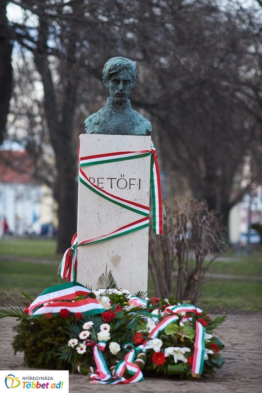 Emlékező koszorúzás a Petőfi szobornál