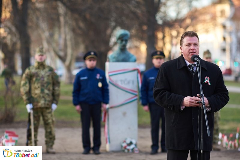 Emlékező koszorúzás a Petőfi szobornál