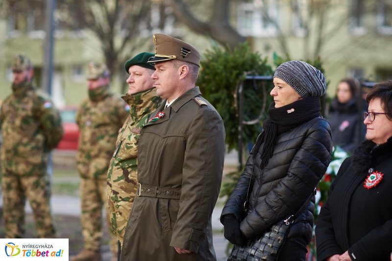 Emlékező koszorúzás a Petőfi szobornál
