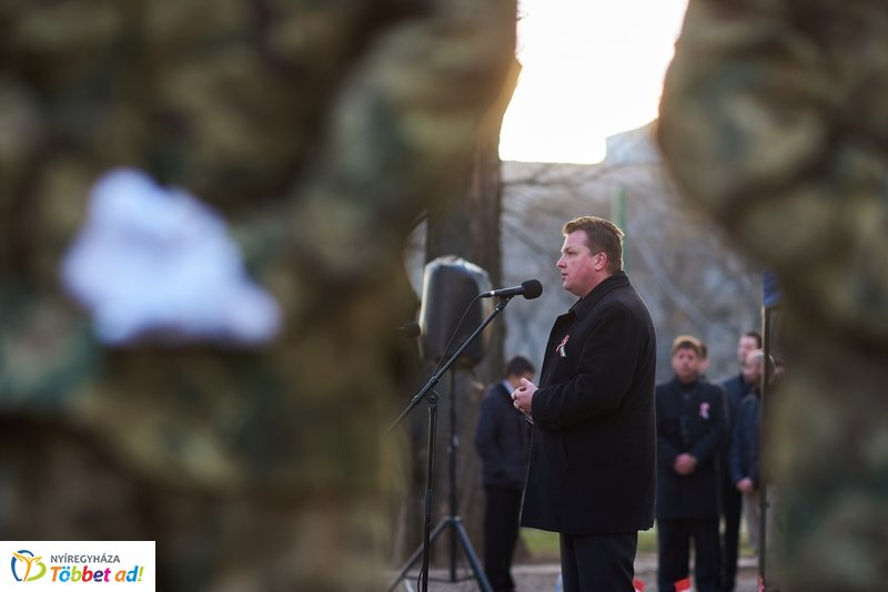 Emlékező koszorúzás a Petőfi szobornál