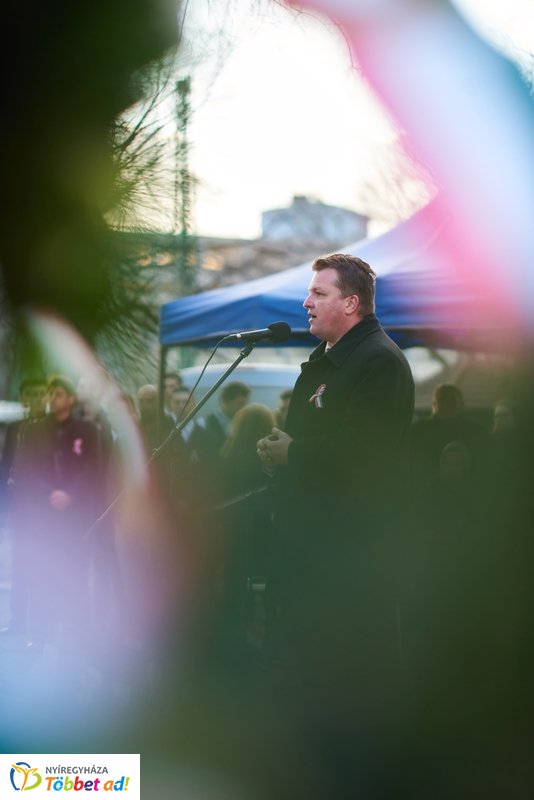 Emlékező koszorúzás a Petőfi szobornál