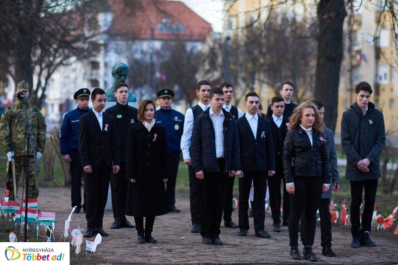 Emlékező koszorúzás a Petőfi szobornál