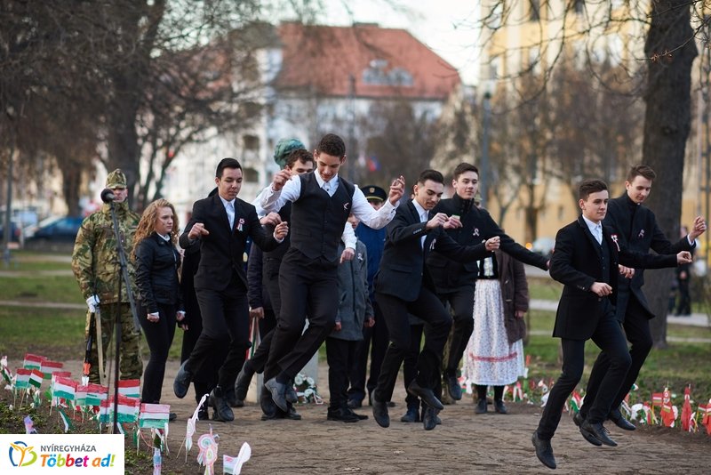 Emlékező koszorúzás a Petőfi szobornál