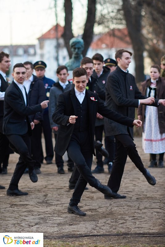 Emlékező koszorúzás a Petőfi szobornál