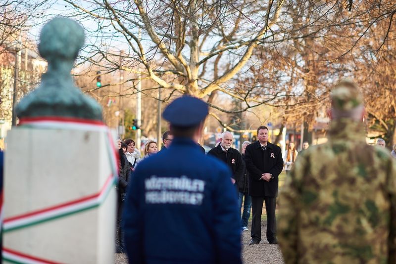 Emlékező koszorúzás a Petőfi szobornál