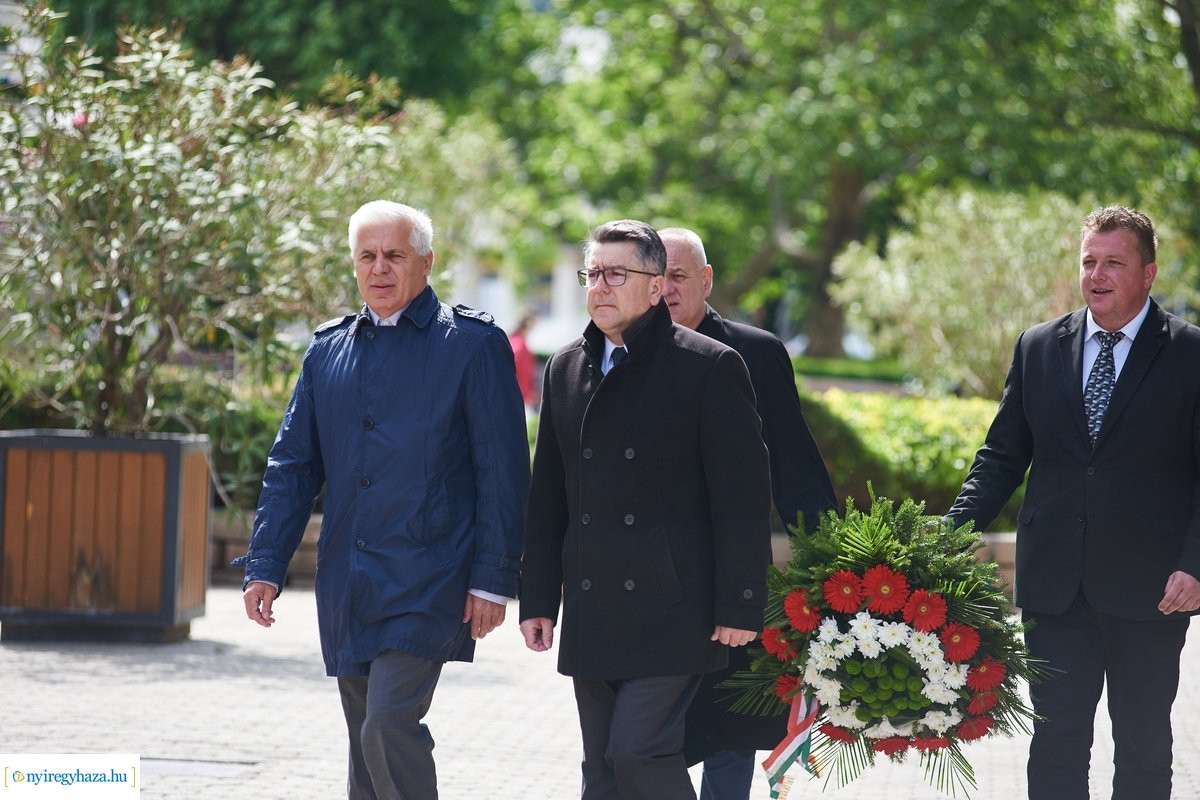 Emlékező koszorúzás a Városalapító atyák szobránál 2020