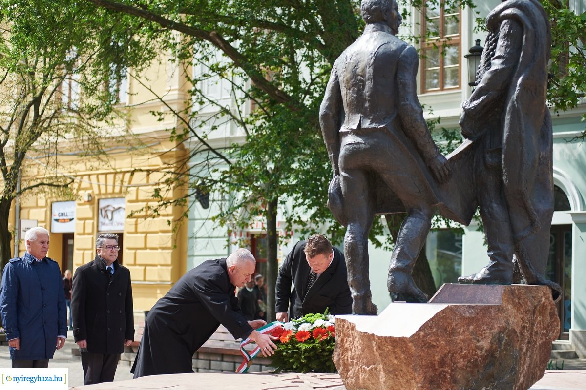 Emlékező koszorúzás a Városalapító atyák szobránál 2020