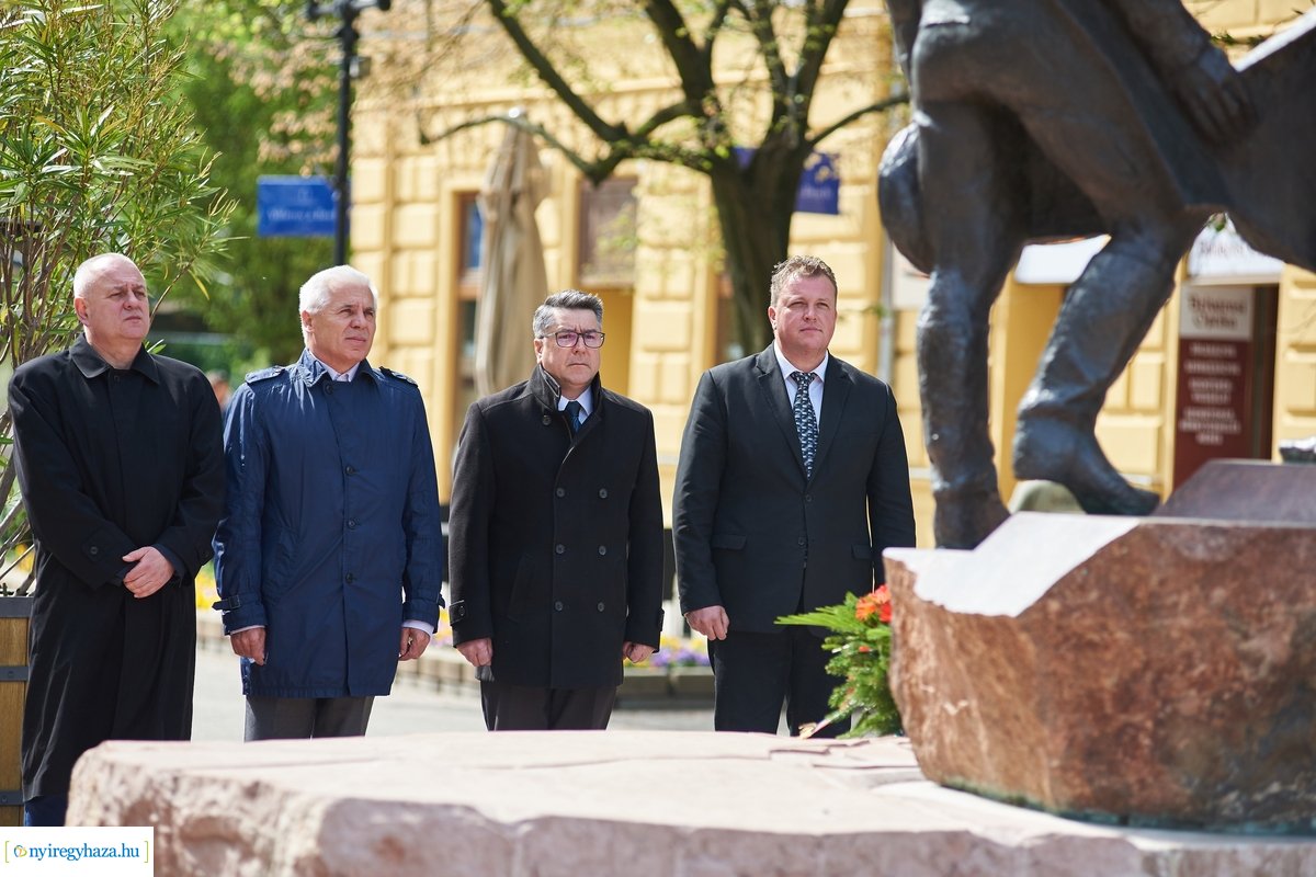 Emlékező koszorúzás a Városalapító atyák szobránál 2020