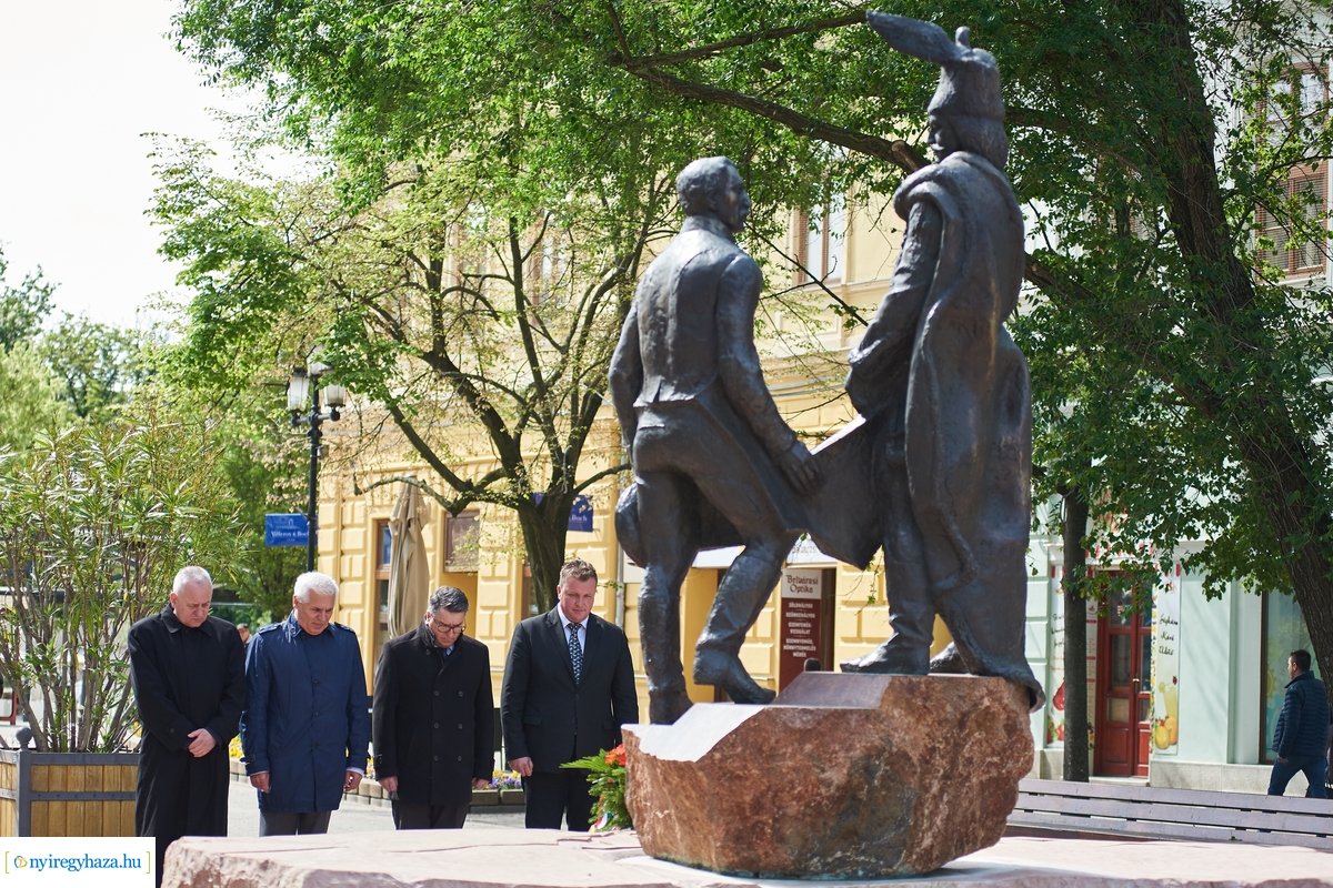Emlékező koszorúzás a Városalapító atyák szobránál 2020