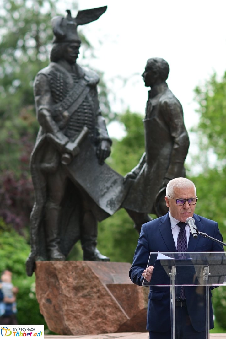 Emlékező koszorúzás a városalapítók szobránál - 2025